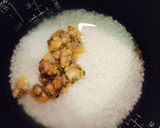 Hình bước làm 2 của món Cơm nghêu takikomi vừa đơn giản vừa ngon