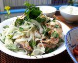 Hình bước làm 3 của món Gà bóp hành tây