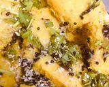 A picture of step 7 of Khaman Dhokla.