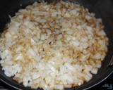 Foto del paso 1 de la receta: Salchichas, champiñones, puré y espinacas