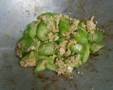 รูปขั้นตอนการทำที่ 5 ของ บวบผัดไข่ เมนูดีต่อสุขภาพ