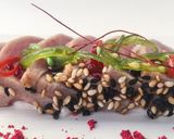 Foto del paso 9 de la receta: Tataki de lomo de atún con soja, ajoblanco, kimchee.... 🔥🔥🔥