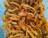 Foto langkah ke 2 dari resep Nasi Bakar Ayam Suwir Pedas.