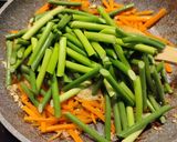 Foto langkah ke 3 dari resep Stir fried garlic scapes.