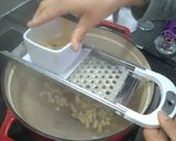 Une image de l'étape 3 de Spätzle au cheddar.