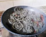 Foto del passaggio 9 della ricetta ROSETTE AL NERO DI SEPPIA CON ZUCCA ALLO  SPECK E MANDORLE