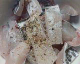 Hình bước làm 1 của món Cá chiên lá lốt rang muối