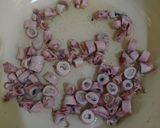 Foto langkah ke 2 dari resep Tumis cumi asin.