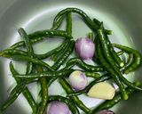 Foto langkah ke 2 dari resep Sambal Cumi Cabe Hijau.