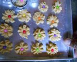 Foto langkah ke 6 dari resep Kue Semprit Mawar.