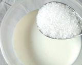 A picture of step 3 of Rose milk ice apple.