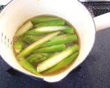 A picture of step 2 of Crayfish and Asparagus with Thickened Sauce.