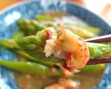 A picture of step 6 of Crayfish and Asparagus with Thickened Sauce.