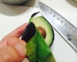 Hình bước làm 4 của món Cá hồi rán ăn với bơ