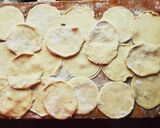 รูปขั้นตอนการทำที่ 9 ของ เกี๊ยวซ่าHomemade(สูตรผสมใบชิโซะ)