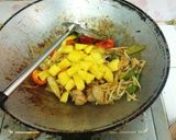 รูปขั้นตอนการทำที่ 6 ของ ไก่ผัดเปรี้ยวหวานมะม่วง