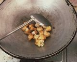 รูปขั้นตอนการทำที่ 3 ของ ปาท่องโก๋ผัดพริกแกงไก่