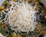 Foto del paso 2 de la receta: Tortilla de espinaca y choclo 🥬🌽