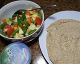 Foto langkah ke 1 dari resep Salad Roti Pitta Untuk Menu Makan Pagi.