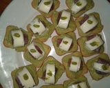 Foto del paso 2 de la receta: Canapés de atún de ahijar, queso, guacamole y wasabi