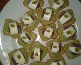 Foto del paso 2 de la receta: Canapés de atún de ahijar, queso, guacamole y wasabi