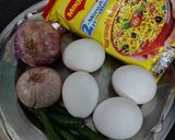 मैगी स्टफ्ड ऑमलेट रेसिपी चरण 1 फोटो