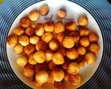 A picture of step 3 of Gullisuwa (fried milk balls).