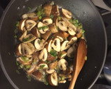 Foto del paso 8 de la receta: Filetes de pavo rellenos en salsa de portobellos