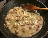 Foto del paso 10 de la receta: Filetes de pavo rellenos en salsa de portobellos