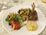 Cordero horneado, cous cous con vegetales
