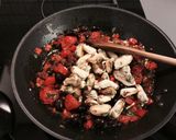 Foto del paso 3 de la receta: Trottole con olivas negras y mejillones