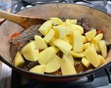 Une image de l'étape 17 de Bœuf braisé aux carottes et pommes de terre.