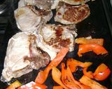 Foto del paso 2 de la receta: Cerdo agridulce a la chapa con morrón salteado