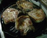 Foto del paso 2 de la receta: Chuletitas de cerdo al ananá 