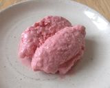 Une image de l'étape 7 de Glace au yaourt aux framboises.