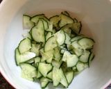 Une image de l'étape 1 de Salade de concombre, navet et poivron rouge aux prunes salées japonaises .