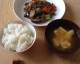 Une image de l'étape 7 de Bœuf haché avec aubergine et poivrons à la japonaise .