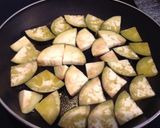 Une image de l'étape 1 de Bœuf haché avec aubergine et poivrons à la japonaise .