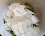 Une image de l'étape 2 de Salade de concombre, navet et poivron rouge aux prunes salées japonaises .
