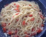 Une image de l'étape 4 de Spaghetti aux tomates, anchois et coriandre..