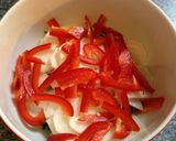 Une image de l'étape 3 de Salade de concombre, navet et poivron rouge aux prunes salées japonaises .