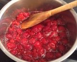 Une image de l'étape 1 de Glace au yaourt aux framboises.
