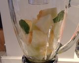 Une image de l'étape 1 de Gazpacho de melon et lait de coco à la menthe.