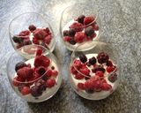 Une image de l'étape 3 de Verrines aux fruits rouges et glace.