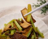 家常菜「豆干炒芹菜」好吃又下飯。的食譜步驟7照片