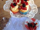 Cupcakes de naranja con frutos rojos