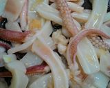 Hình bước làm 3 của món Mực tươi xào thập cẩm