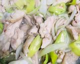 รูปขั้นตอนการทำที่ 2 ของ ไก่ผัดพริกหยวก