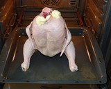 Foto del paso 1 de la receta: Pollo asado (con una botella)