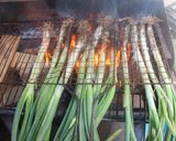Foto del paso 2 de la receta: Calçots con sardinas en fuego de leña